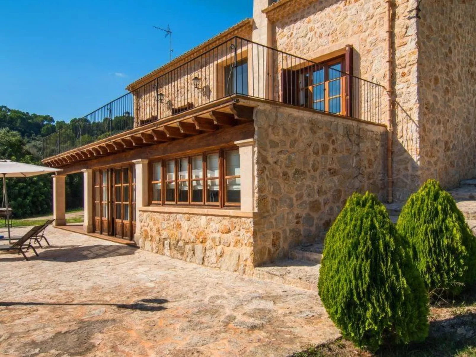 Ferienvilla mit Garten, Grill und Terrasse - Buiten