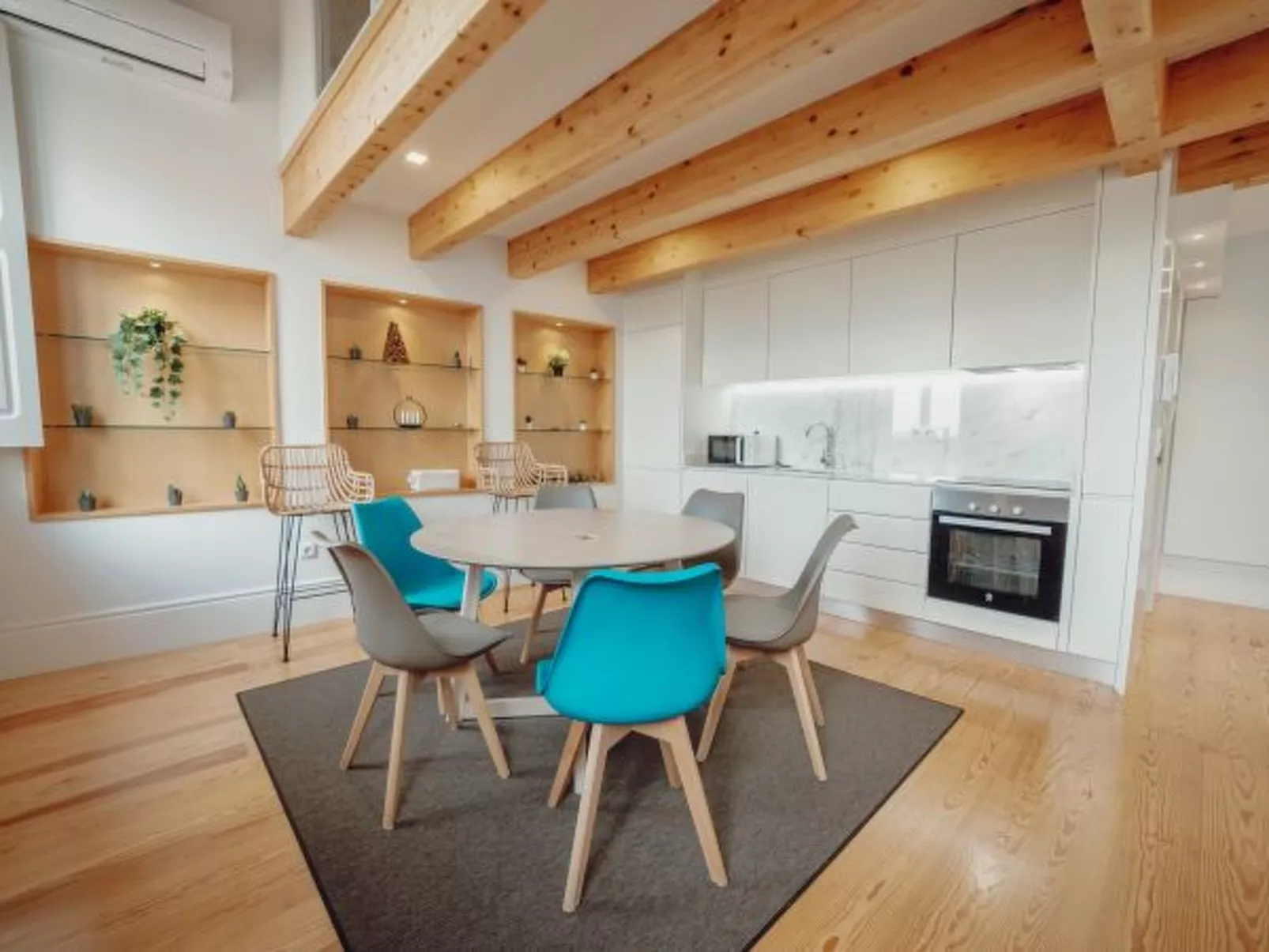 DOWNTOWN CLERIGOS with RIVER VIEW by VACATIONY - Binnen