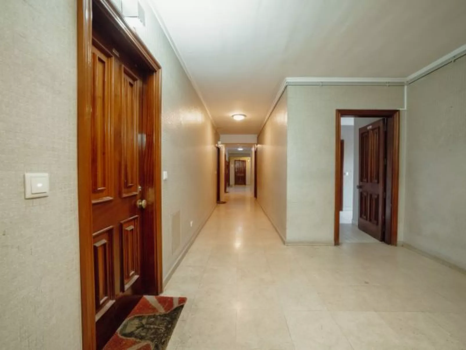 DOWNTOWN STYLISH APARTMENT & GARAGE by VACATIONY - Binnen