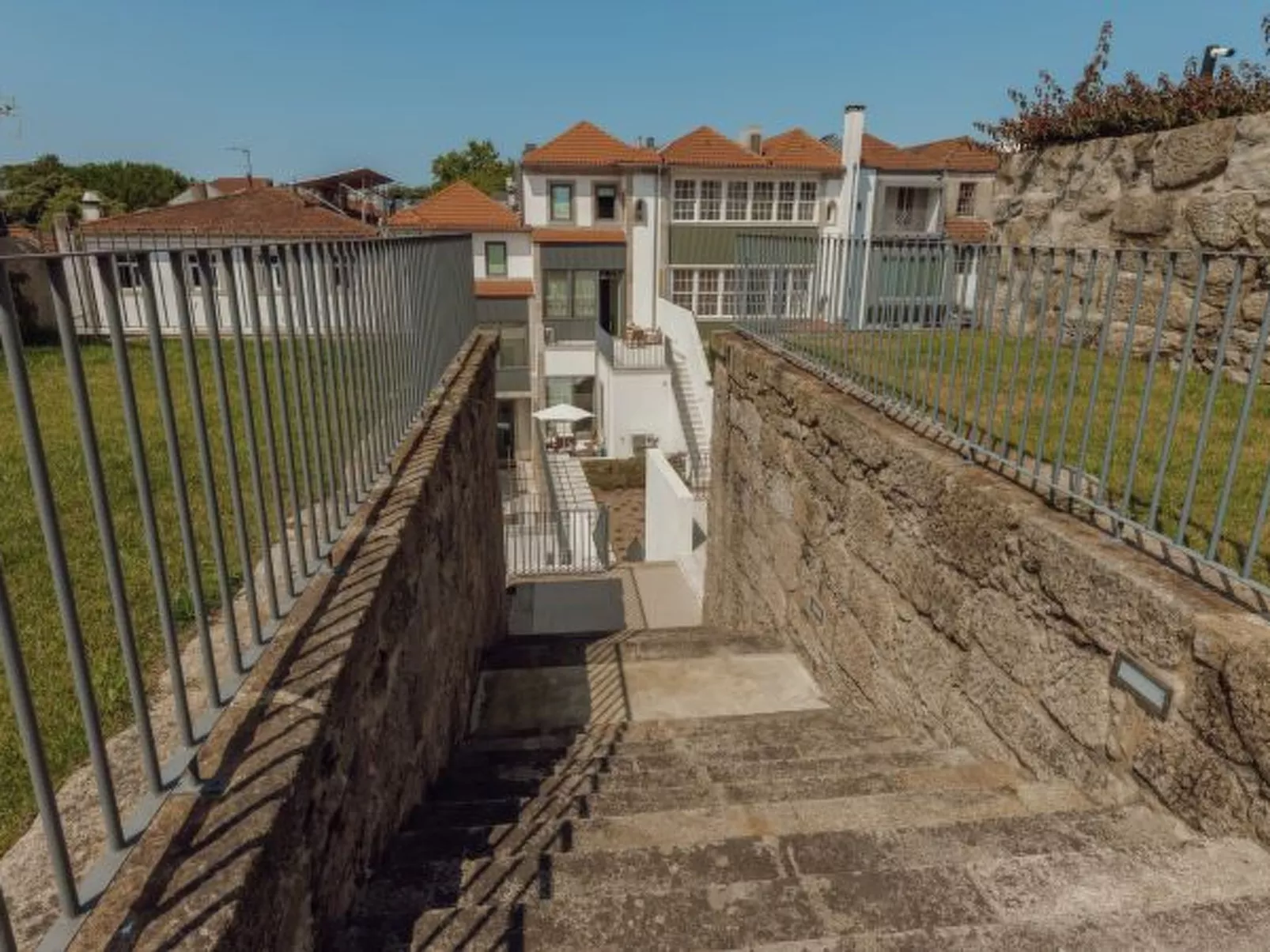 HOME WITH A POOL by VACATIONY - Buiten