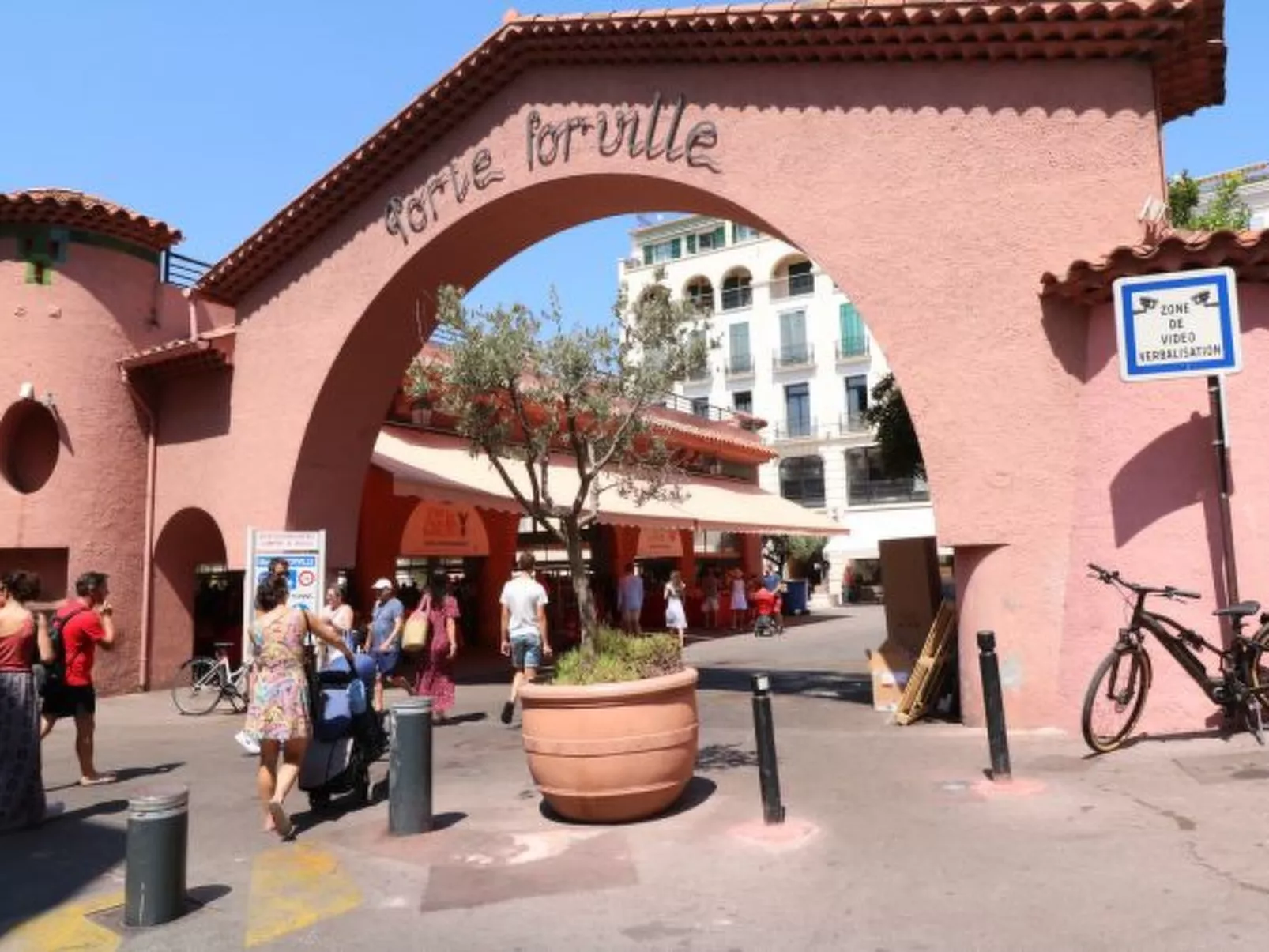 2 bedroom Forville 8 mins to the Palais 328 - Image-tags.info