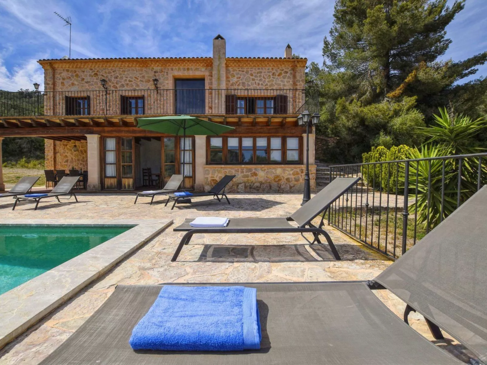 Ferienvilla mit Garten, Grill und Terrasse - Buiten