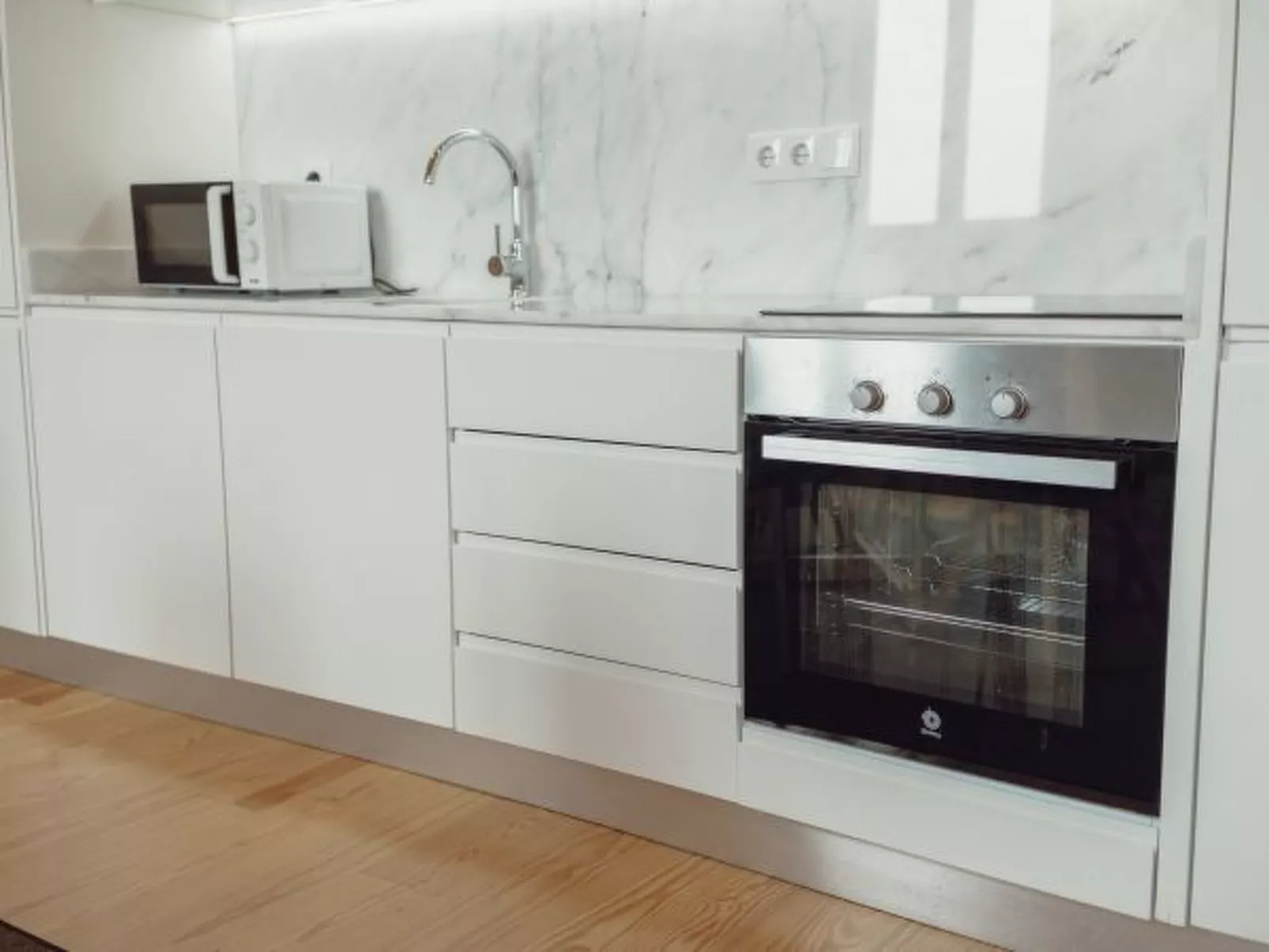 DOWNTOWN CLERIGOS with RIVER VIEW by VACATIONY - Binnen