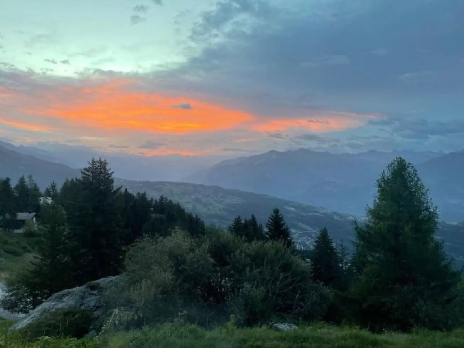 Tiny House facing the Alps - Ski in and out - Buiten
