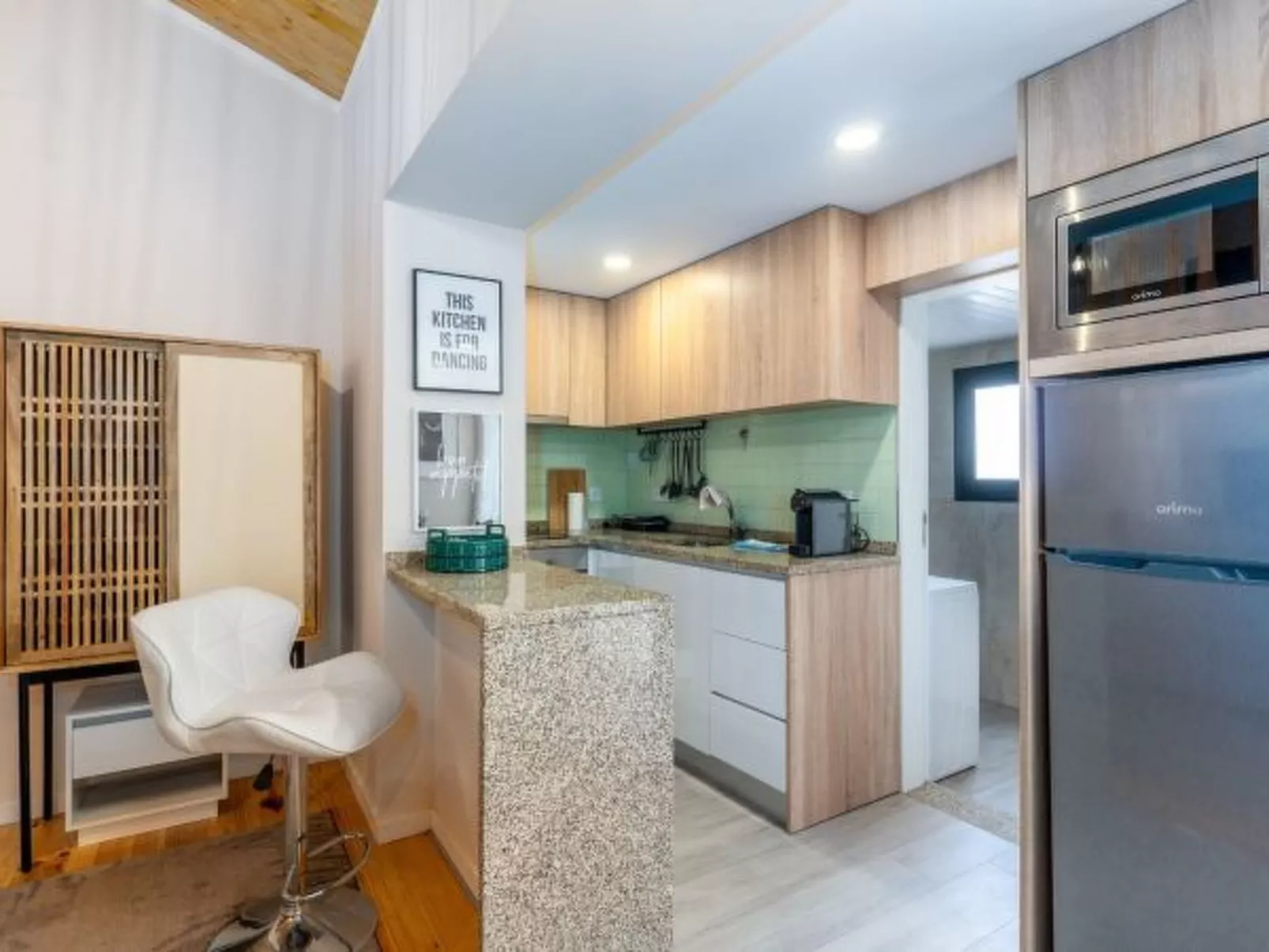 CITY CENTER COMFORT APARTMENT B by VACATIONY - Binnen