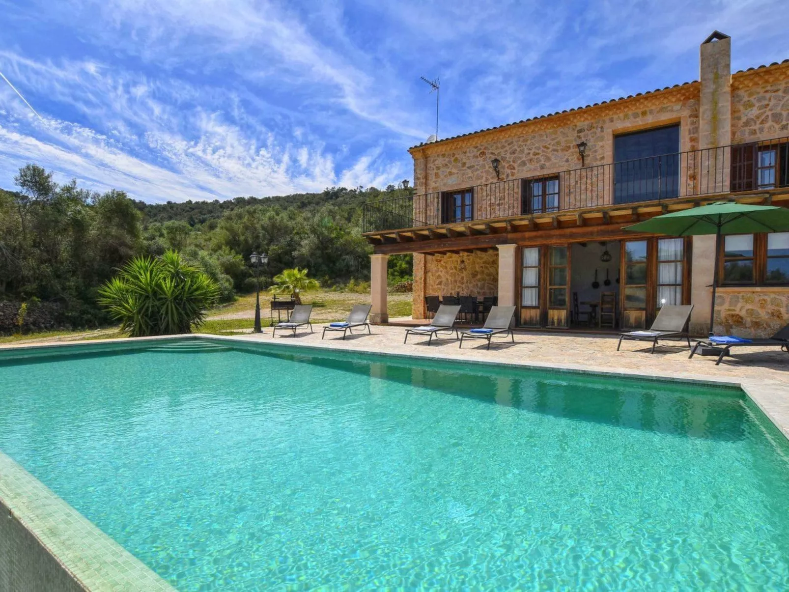 Ferienvilla mit Garten, Grill und Terrasse - Buiten