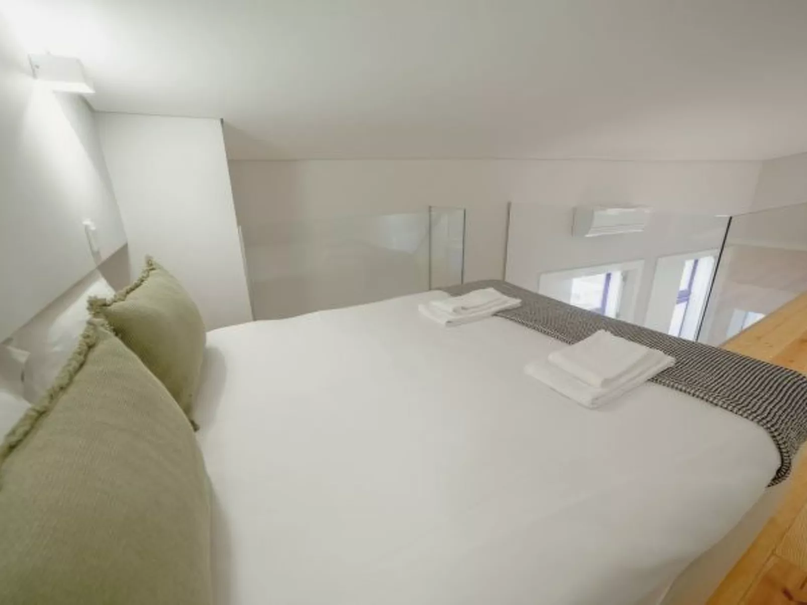 DOWNTOWN AMAZING DUPLEX by VACATIONY - Binnen