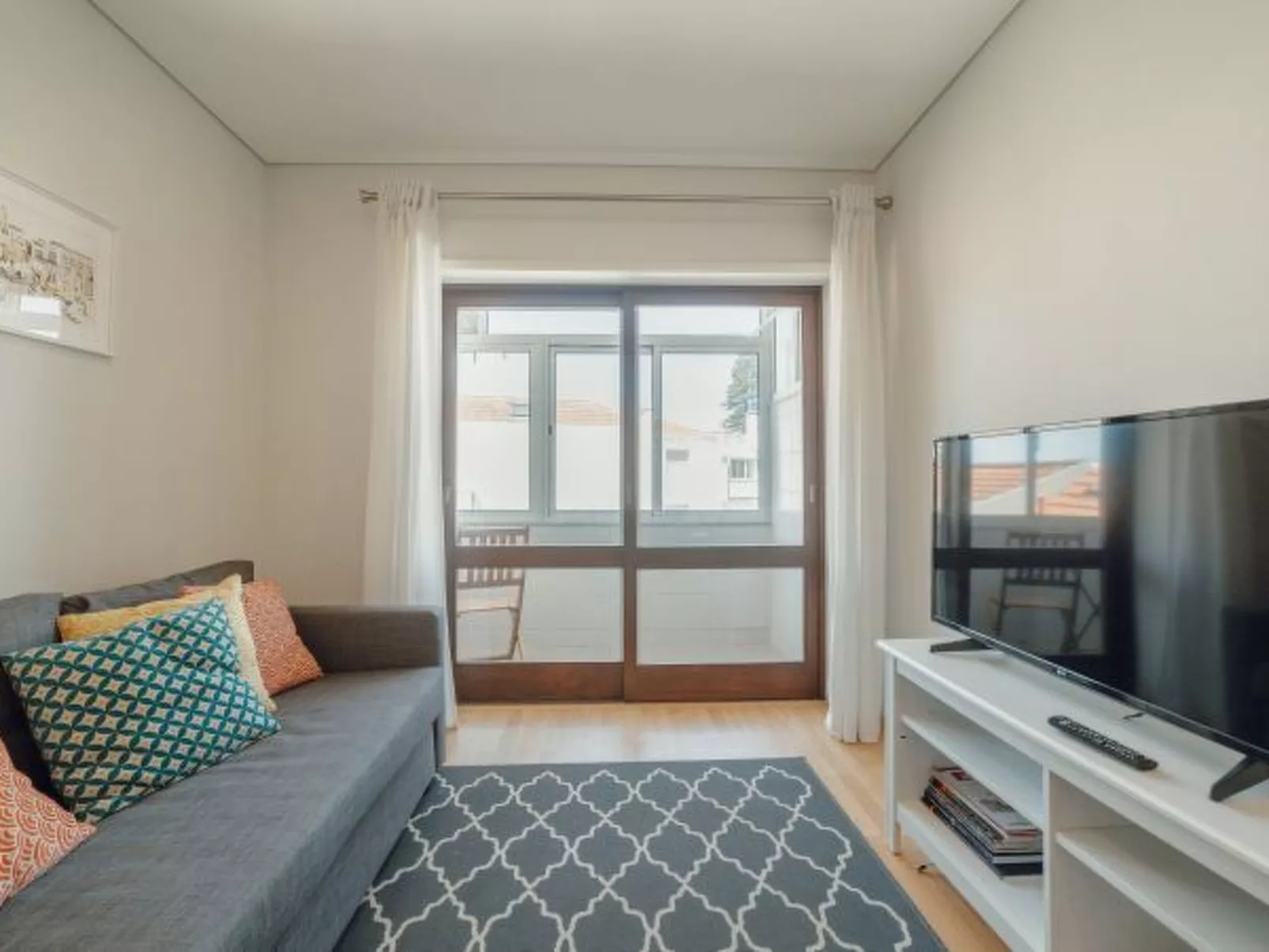 DOWNTOWN DESIGN WITH BALCONY by VACATIONY - Binnen