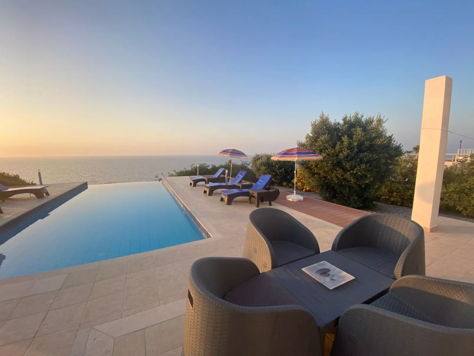 Ferienvilla mit Infinity Pool - Image-tags.info