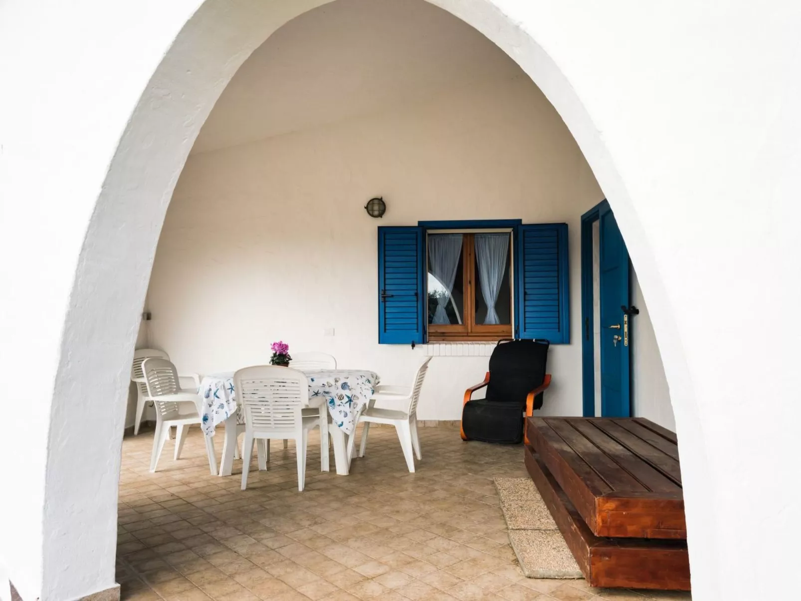 Haus in Calasetta mit Grill und Garten - Buiten