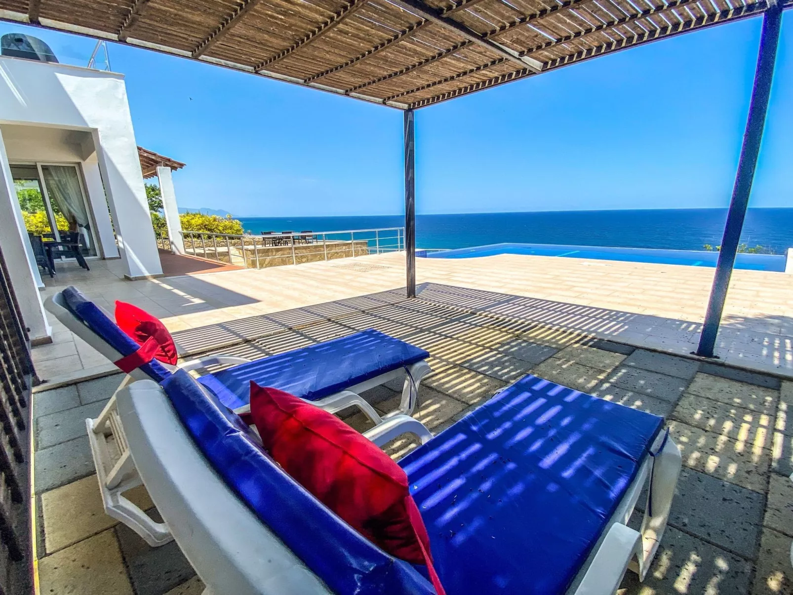 Villa "Meerblick" mit Infinity-Pool - Buiten