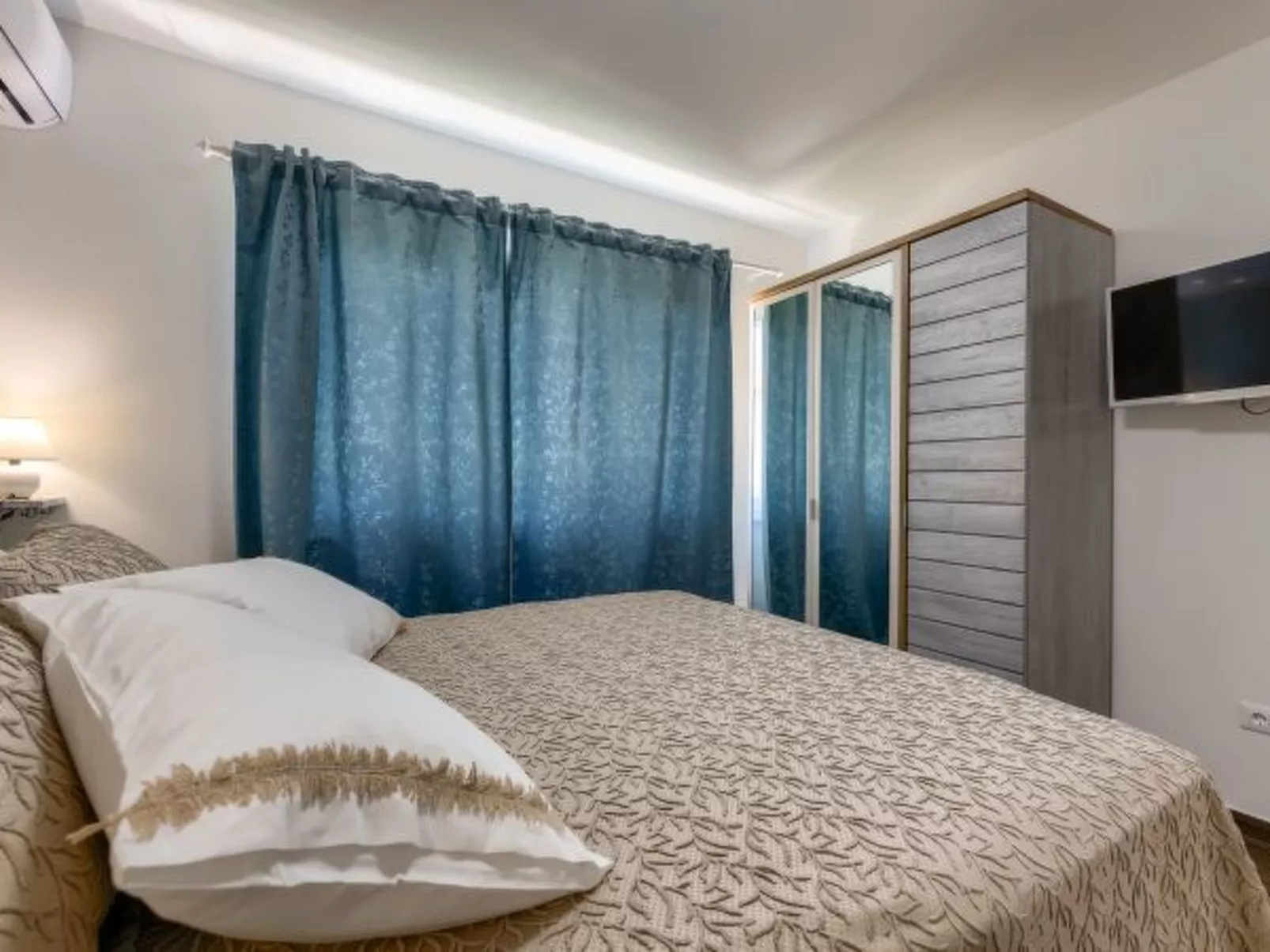 Villa Azzuro with jacuzzi and pool - Image-tags.info