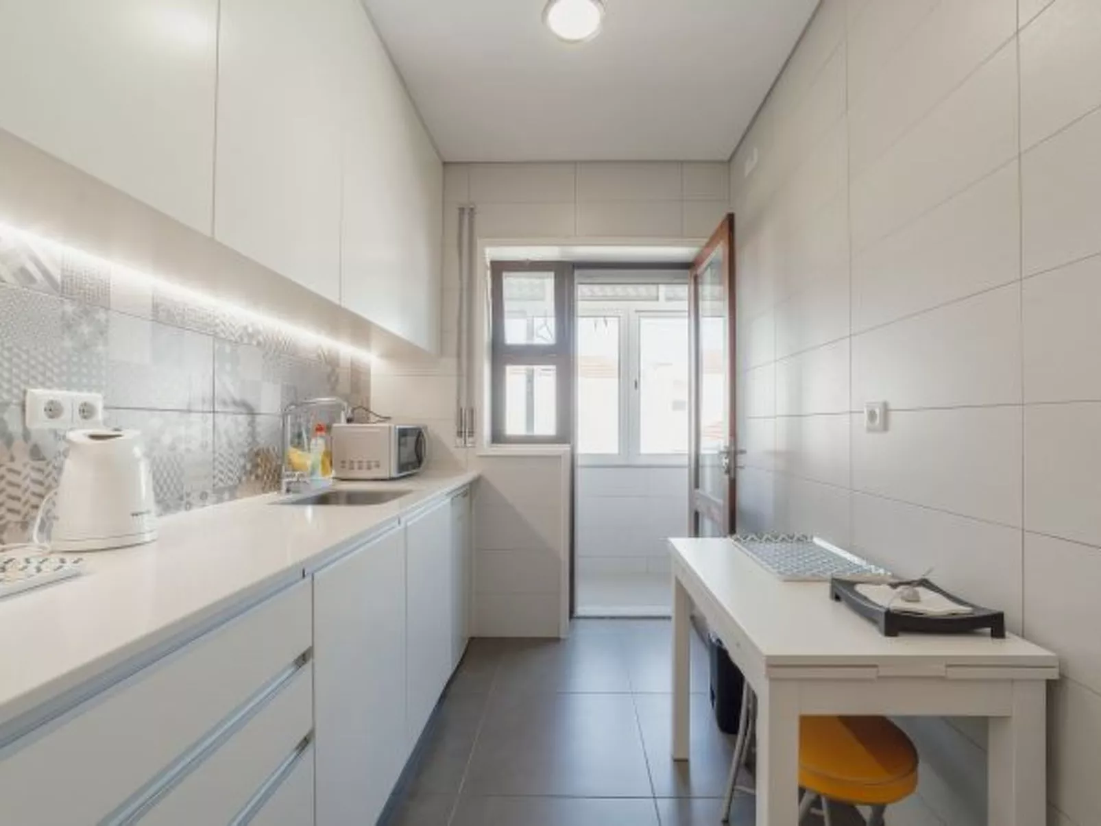 DOWNTOWN DESIGN WITH BALCONY by VACATIONY - Binnen