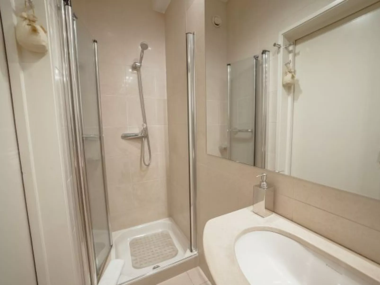 GRAND BOTANIC GARDEN APARTMENT by VACATIONY - Binnen