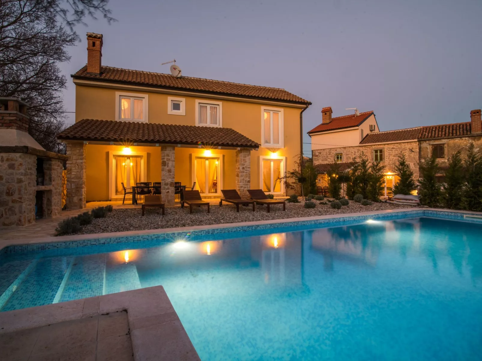 Eine luxuriöse Villa "Maslina" mit Pool und Grill - Buiten