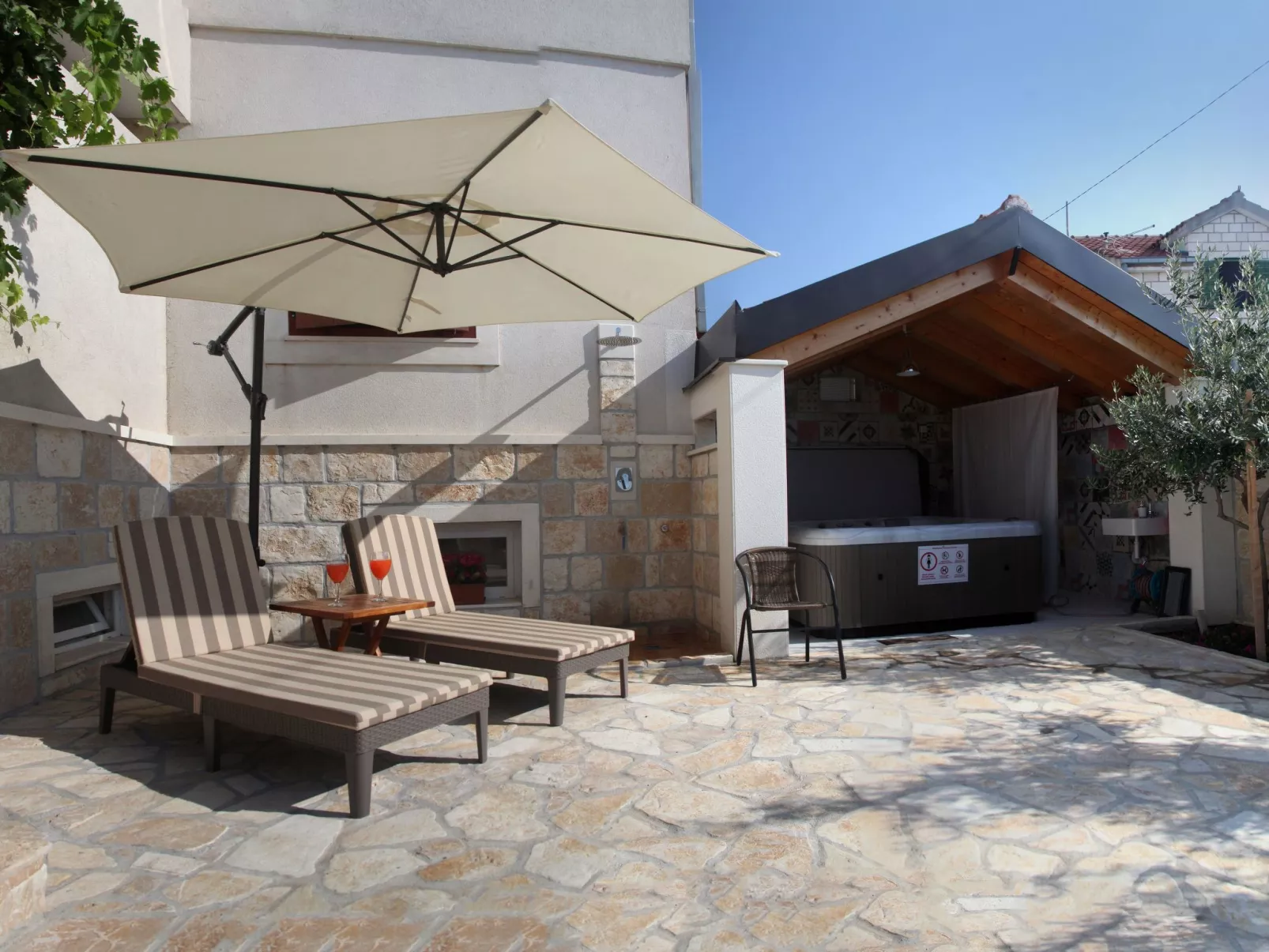 Haus in Mravince mit Whirlpool und Garten - Image-tags.info