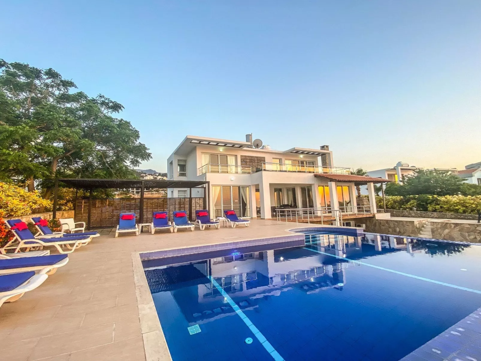 Villa "Meerblick" mit Infinity-Pool - Buiten