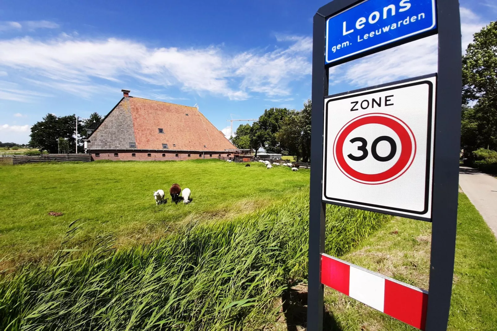 Friese Villa 1 in Leons-Gebieden zomer 1km