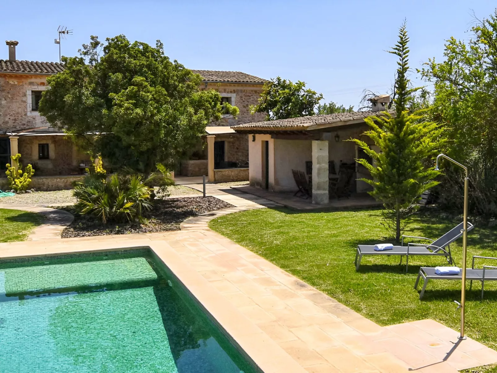 Restauriertes Landhaus in Búger - Buiten