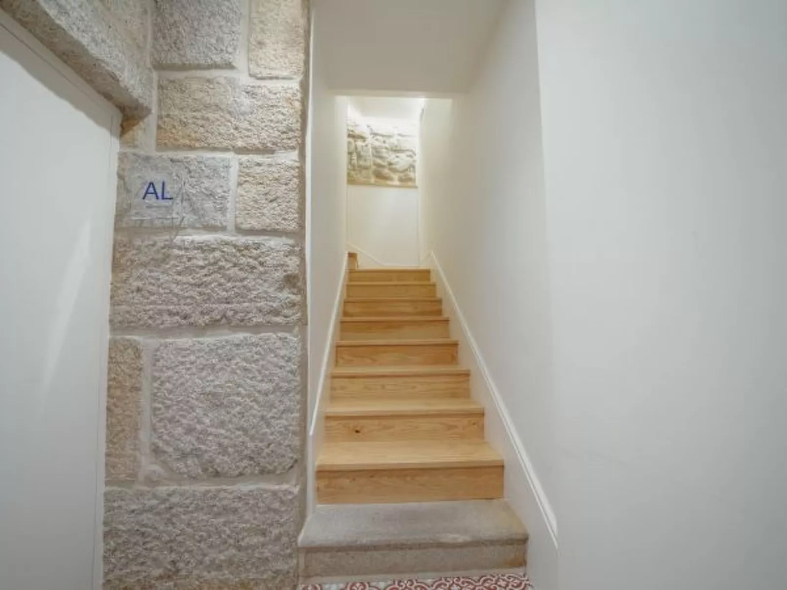 DOWNTOWN CLERIGOS with RIVER VIEW by VACATIONY - Binnen