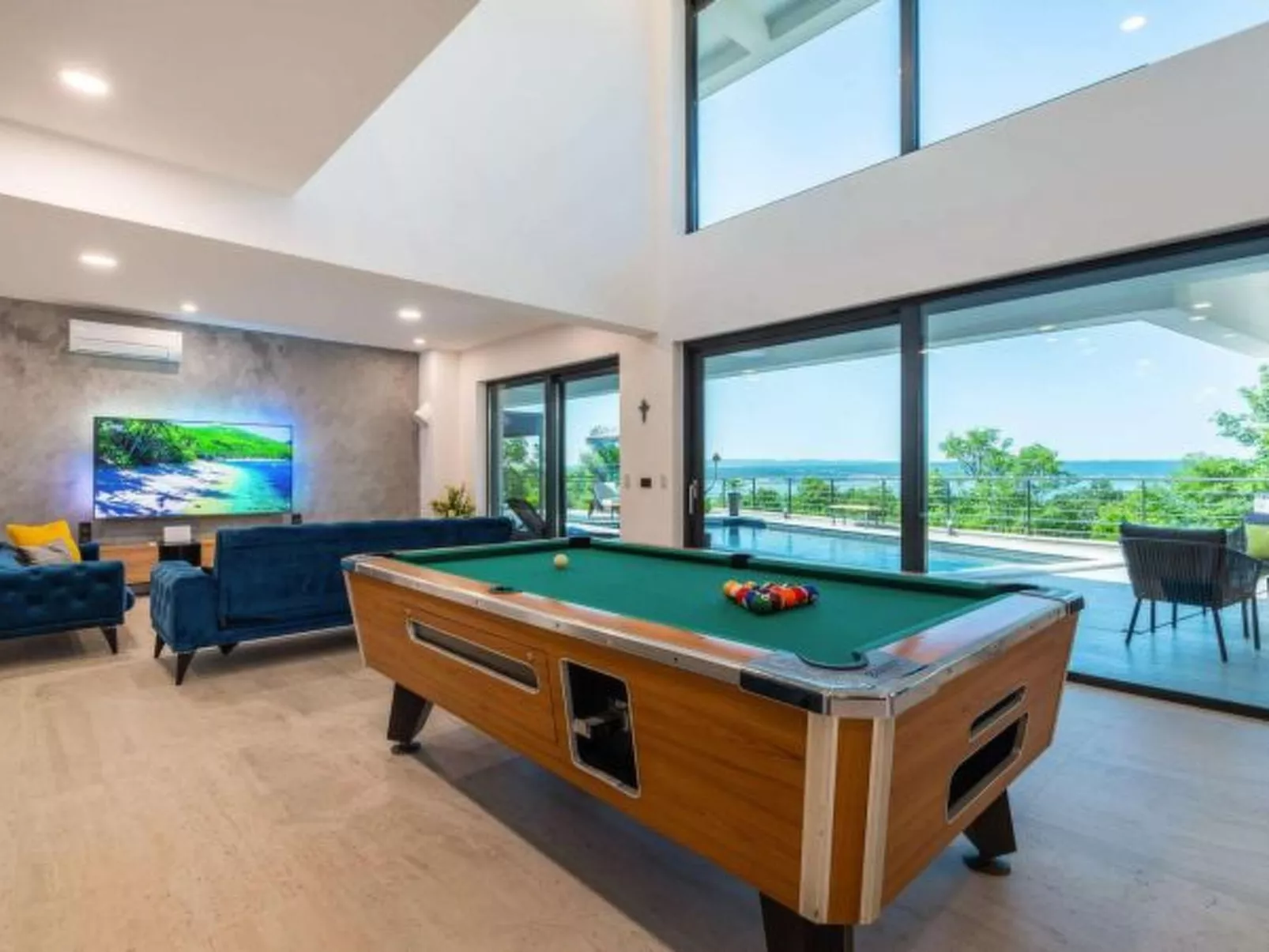 Villa Royal Hill with pool - Image-tags.info