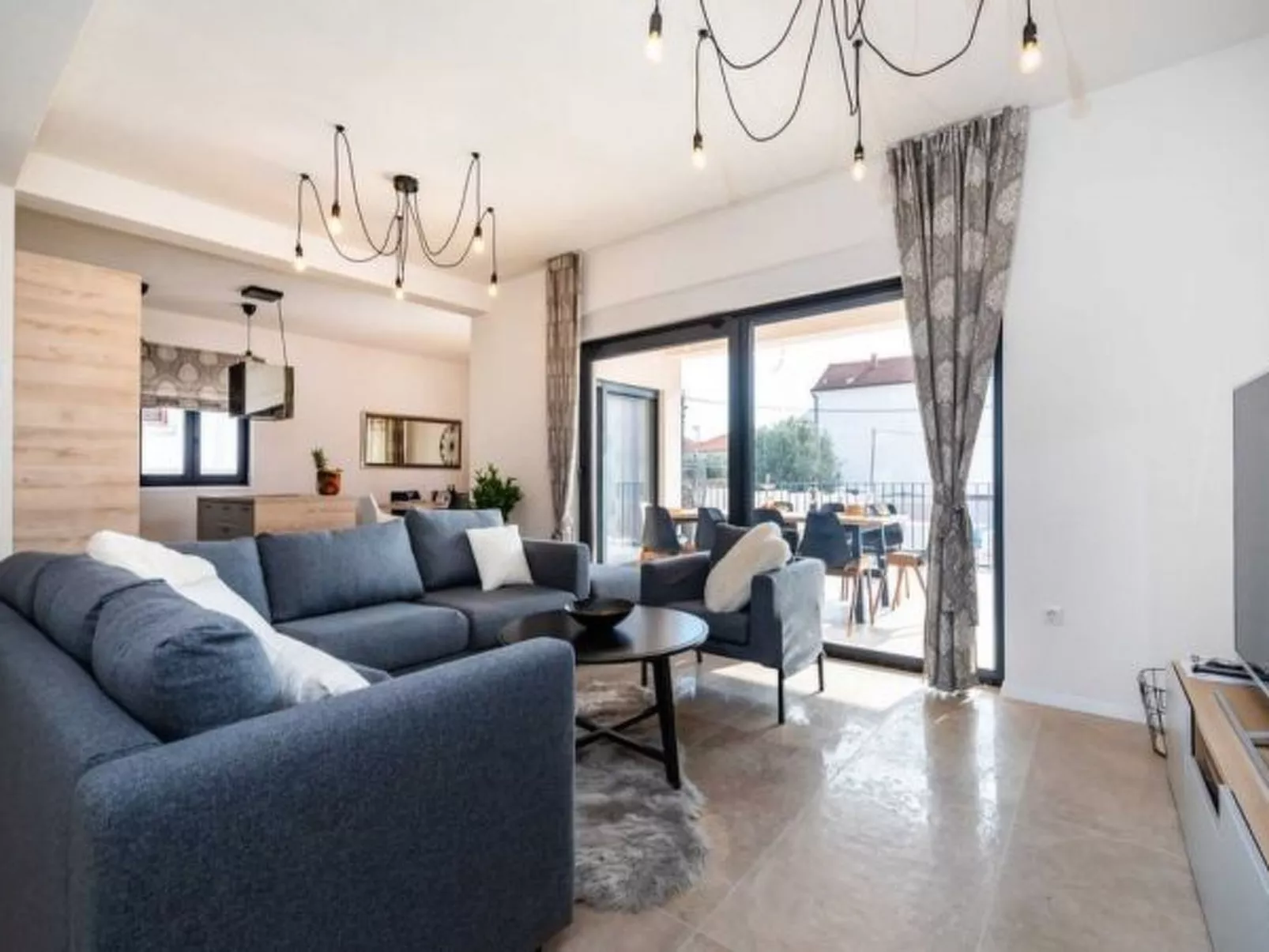 Villa Magale with a pool - Image-tags.info