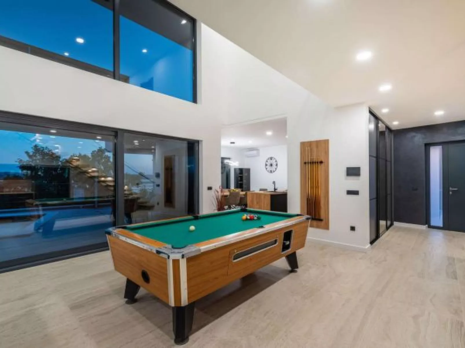 Villa Royal Hill with pool - Image-tags.info