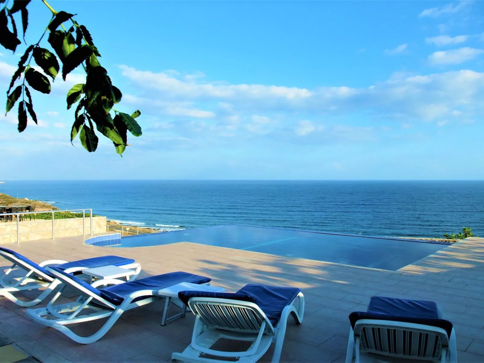 Villa "Meerblick" mit Infinity-Pool - Buiten