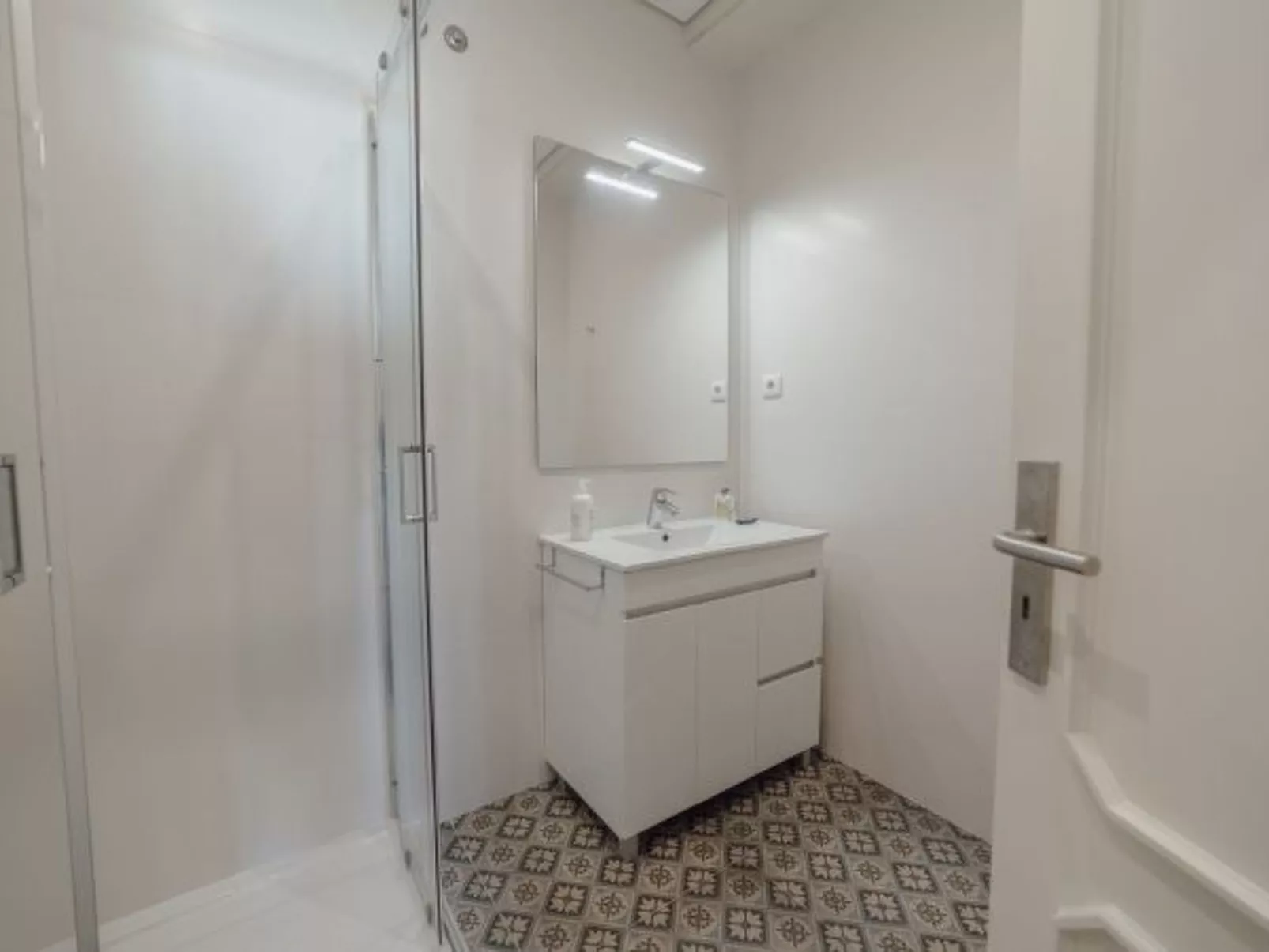 DOWNTOWN DESIGN WITH BALCONY by VACATIONY - Binnen