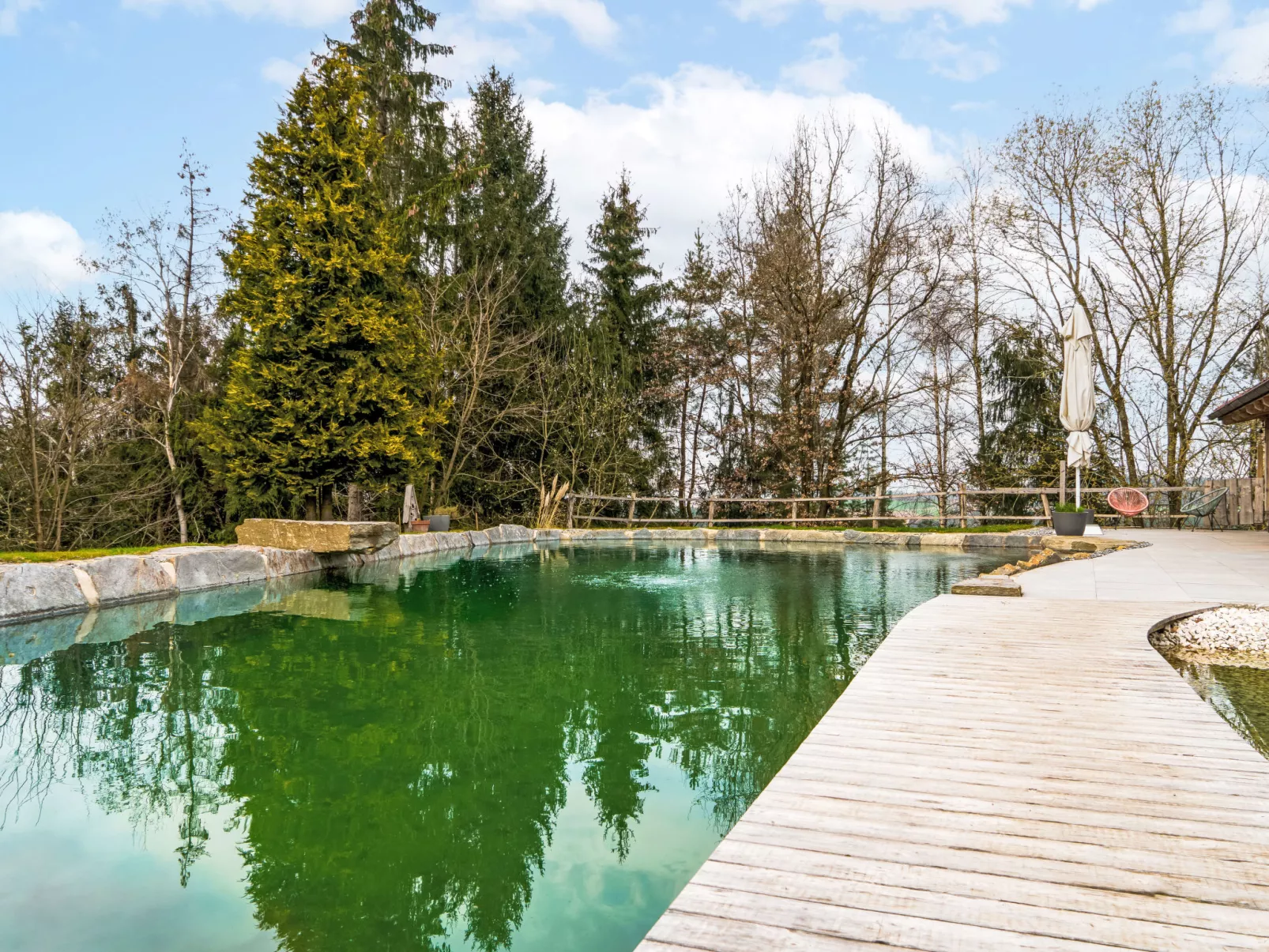 Oase im Grünen - Buiten