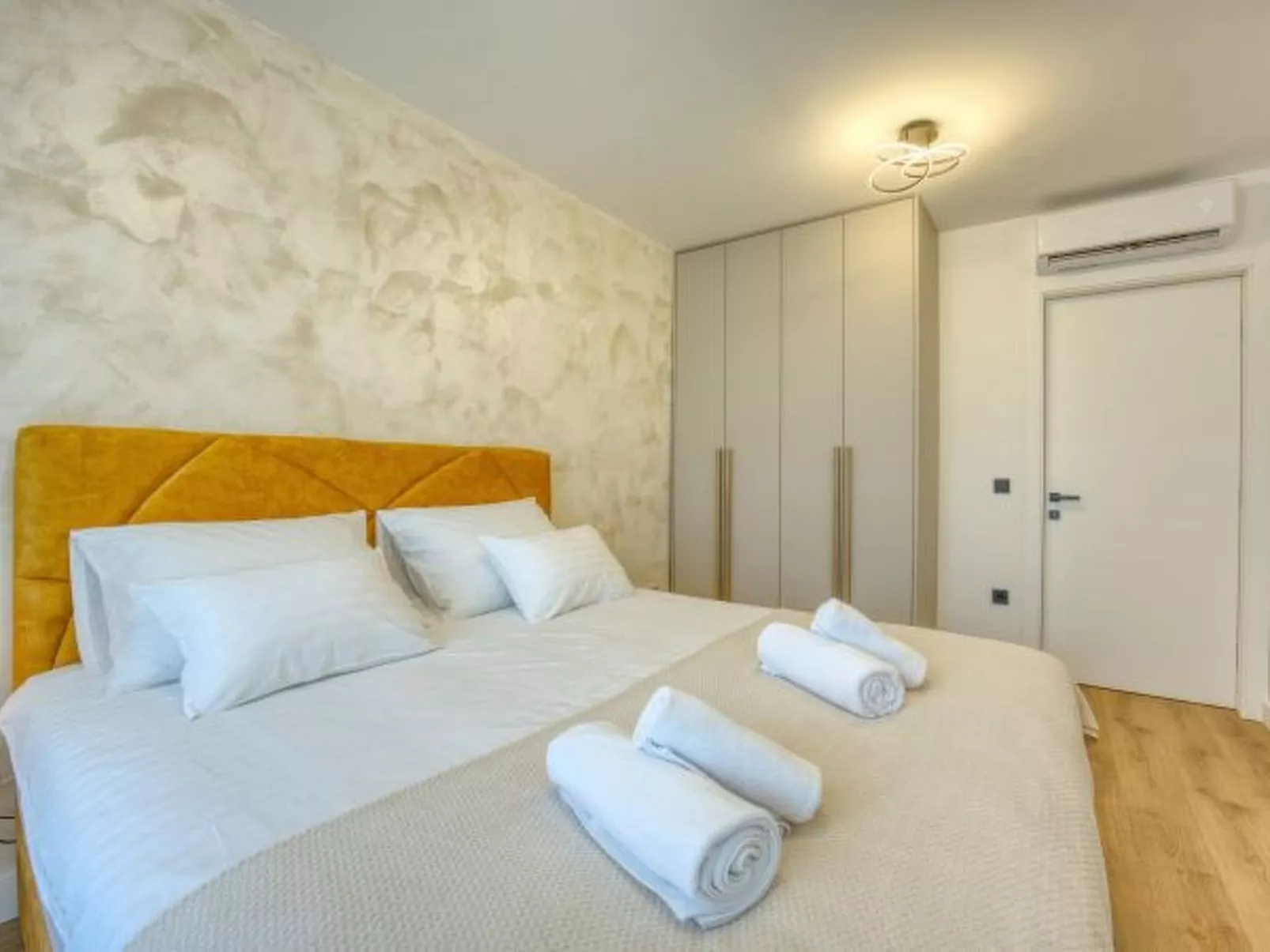 Villa Elena with two pools and spa - Image-tags.info