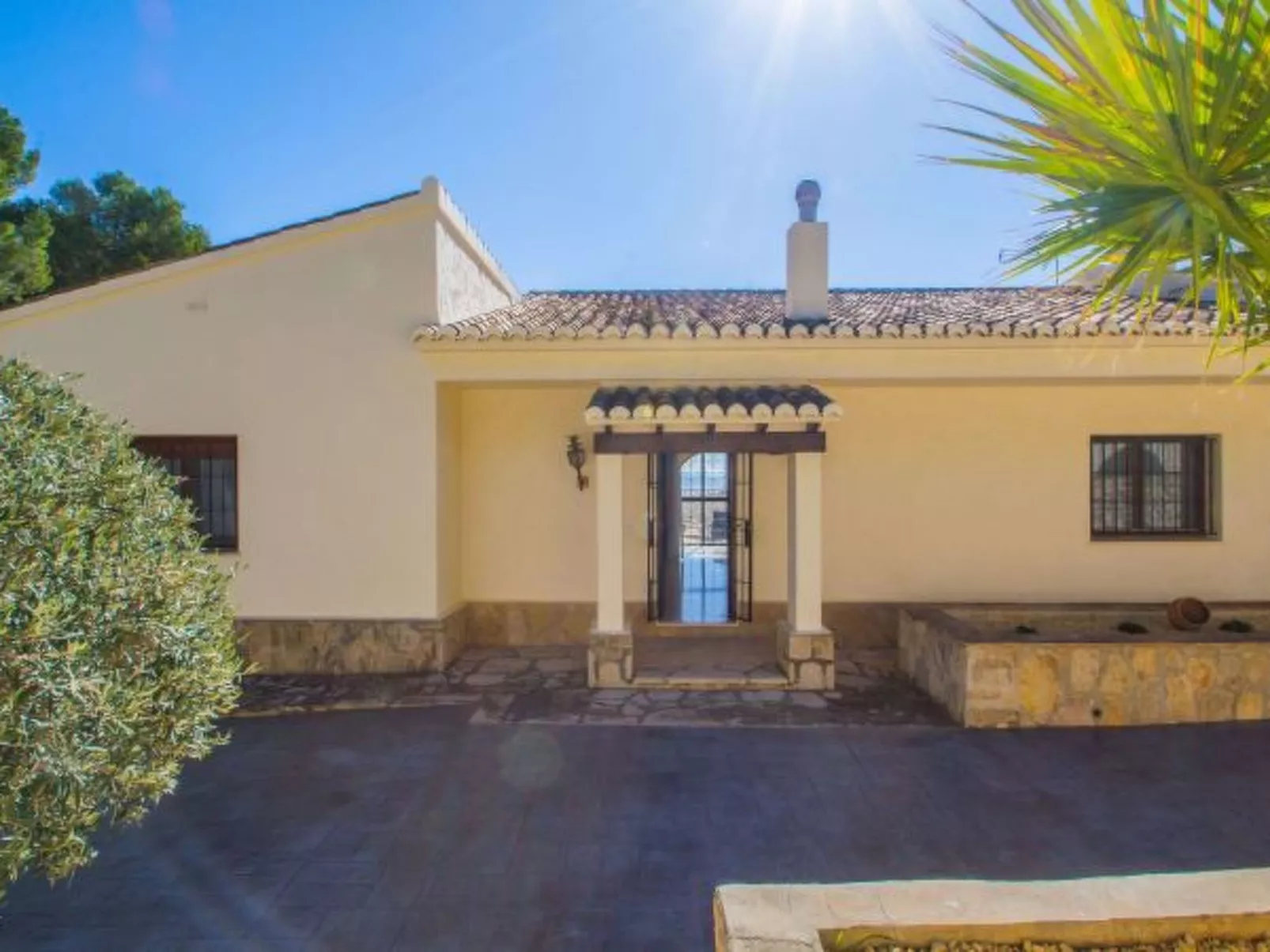 Villa Moskoa - PlusHolidays - Image-tags.info