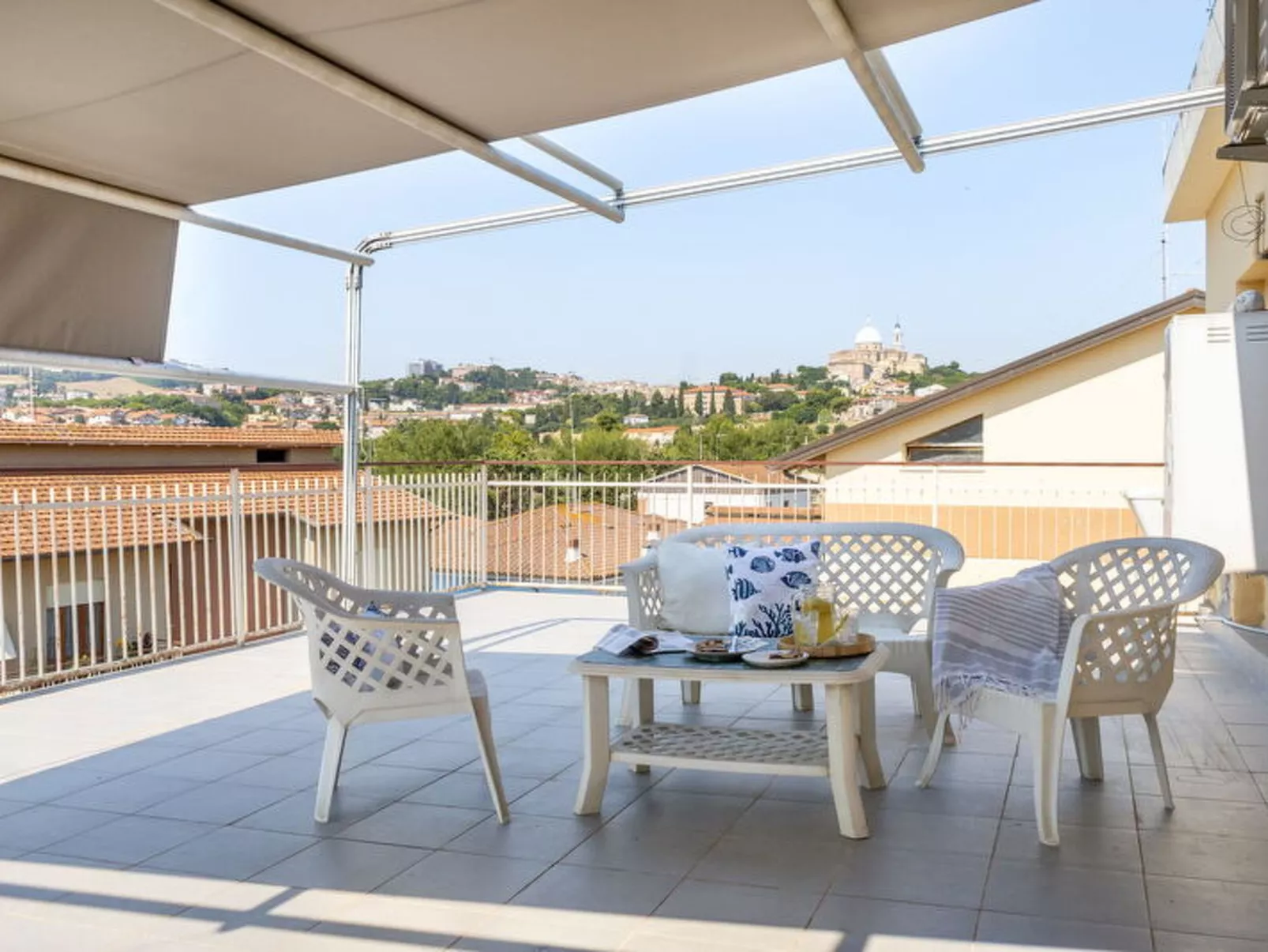 Sopraloreto Apartment - Buiten