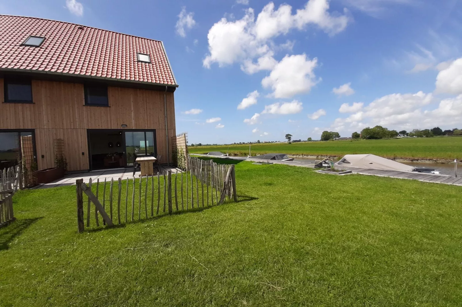 Friese Villa 6 in Leons-Buitenkant zomer