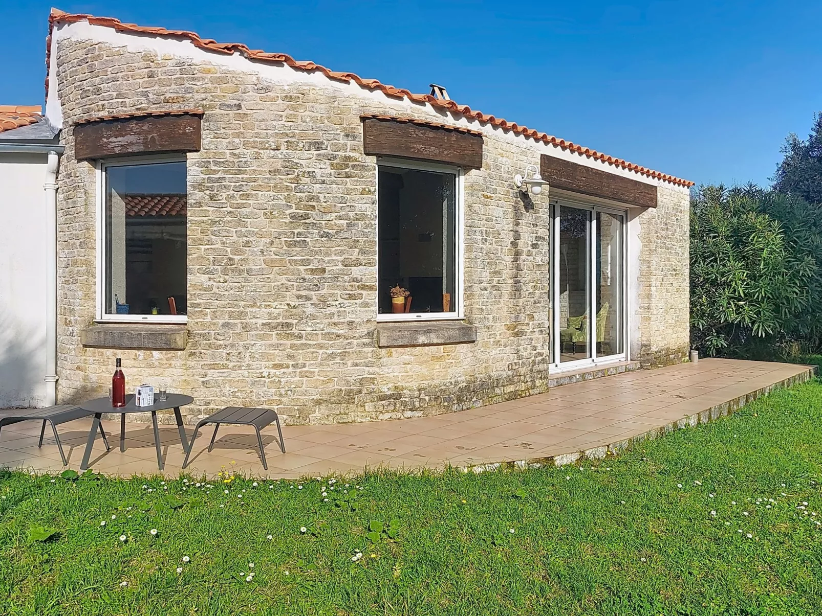 Le Château 3 - Buiten