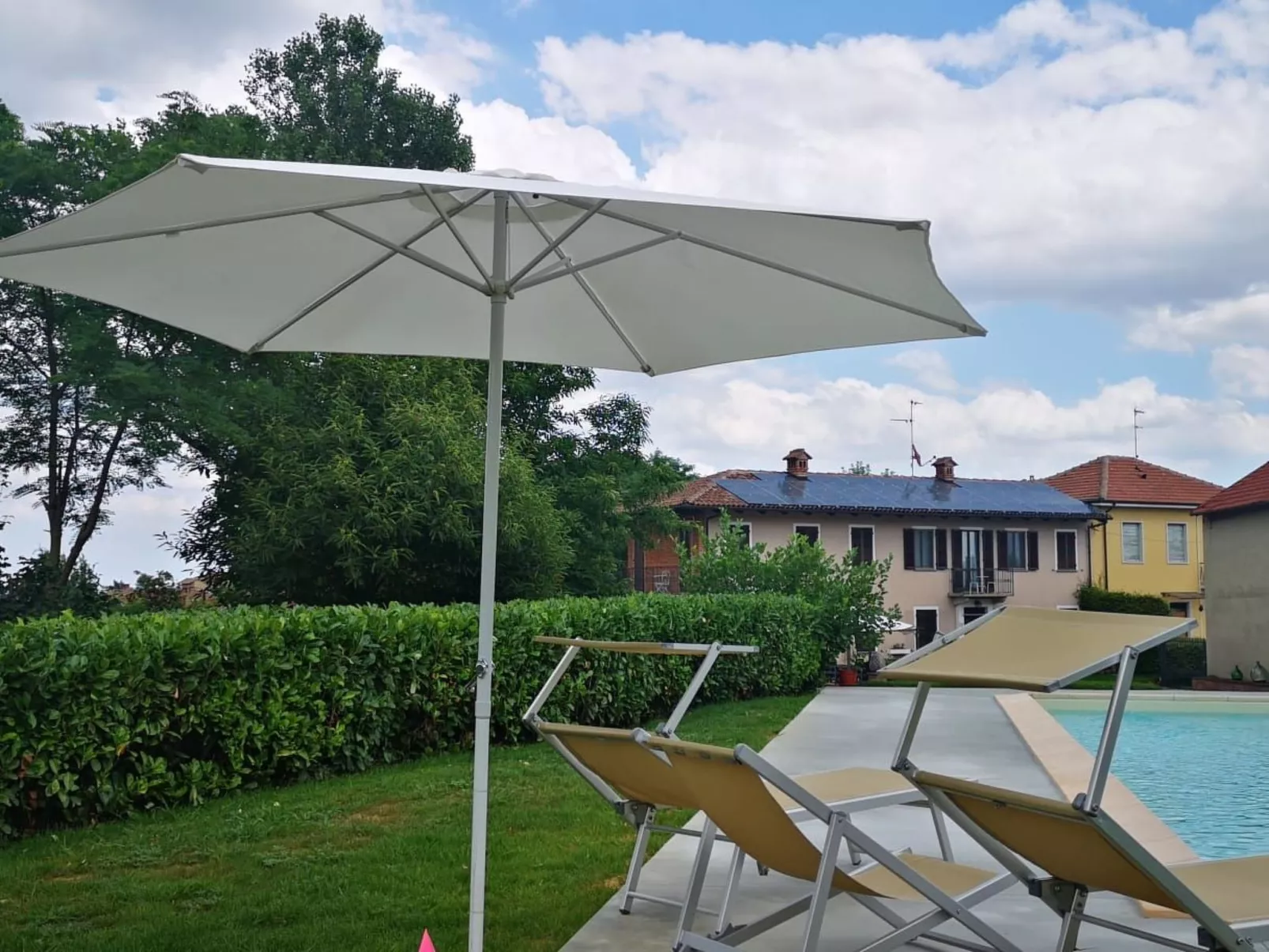 In Azzano D'asti mit Kleiner Terrasse - Image-tags.info