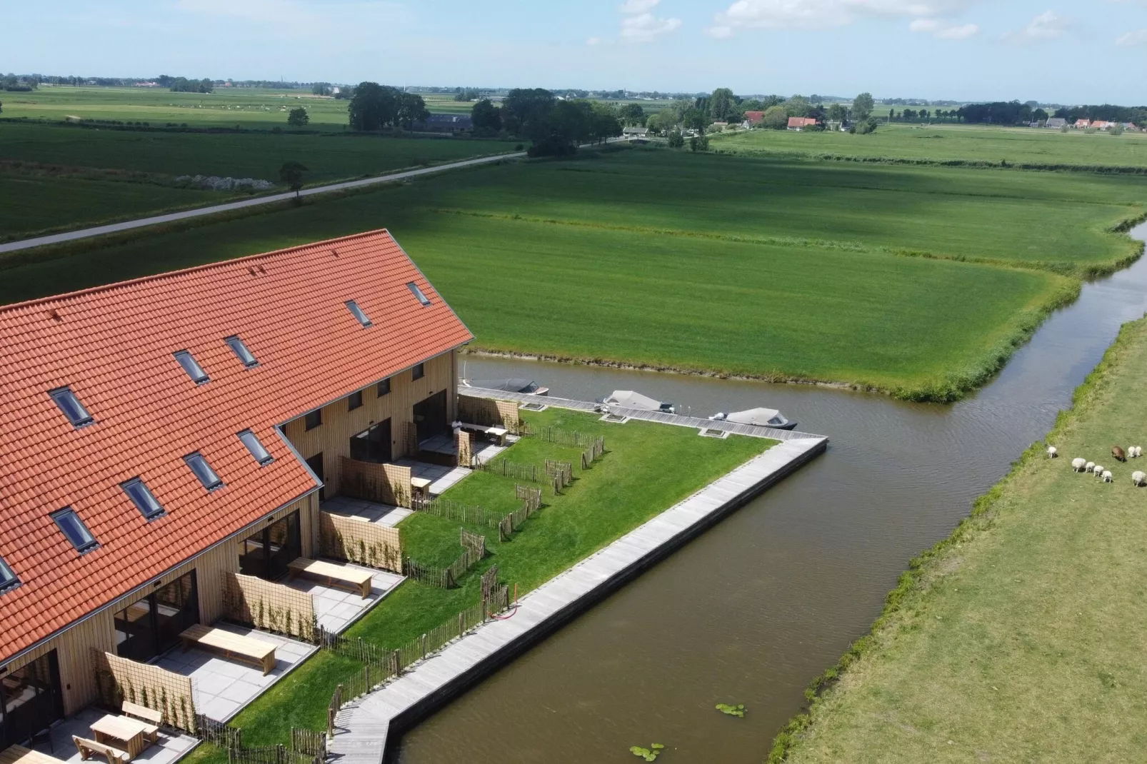 20 persoons villa 1 en 2-Buitenkant zomer