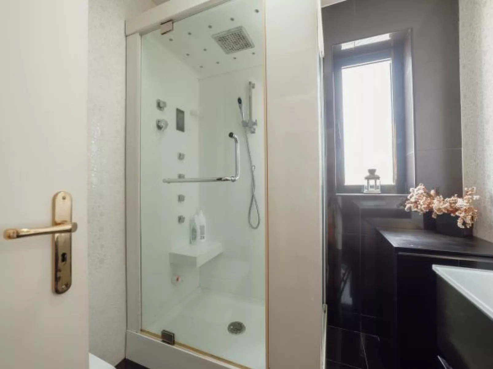 DOWNTOWN GRAND TOWER VIEW by VACATIONY - Binnen