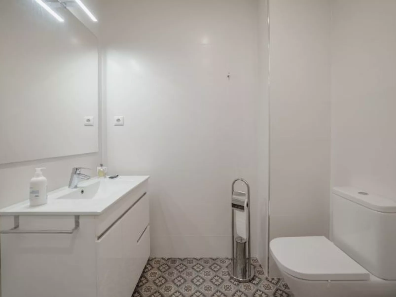 DOWNTOWN DESIGN WITH BALCONY by VACATIONY - Binnen