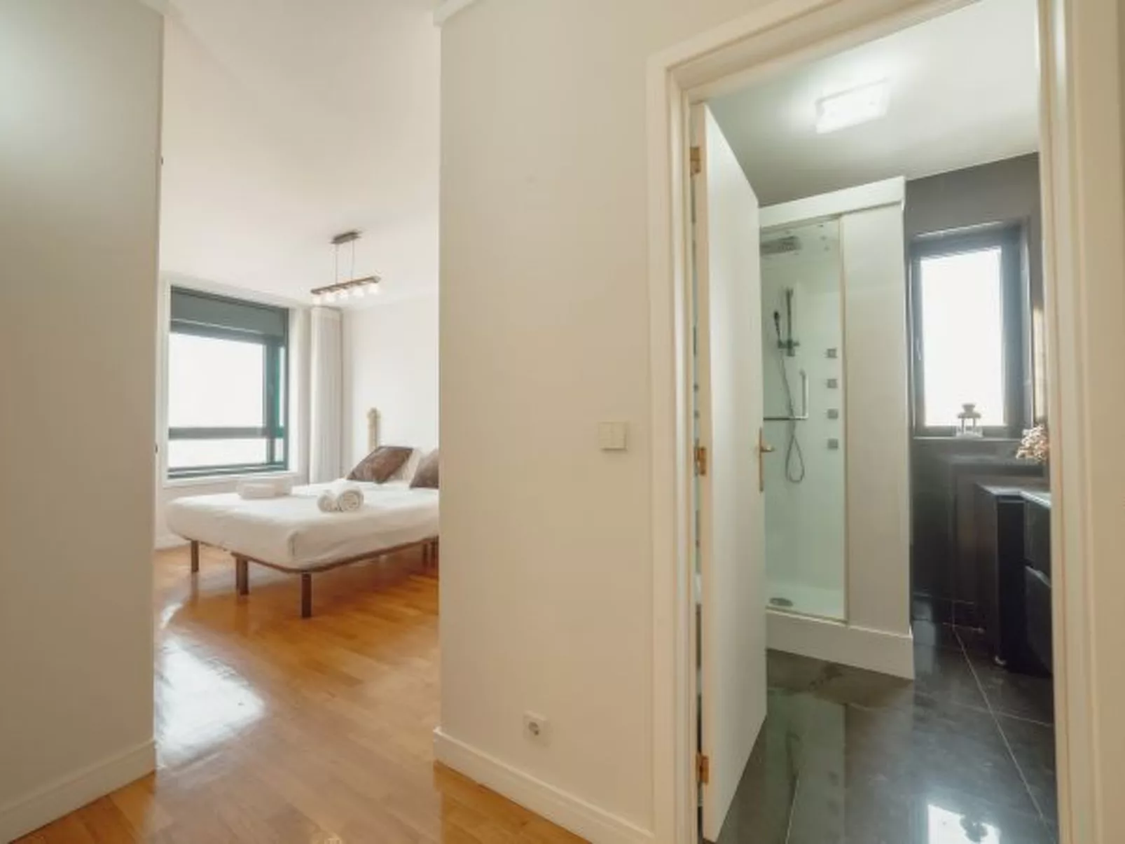 DOWNTOWN GRAND TOWER VIEW by VACATIONY - Binnen