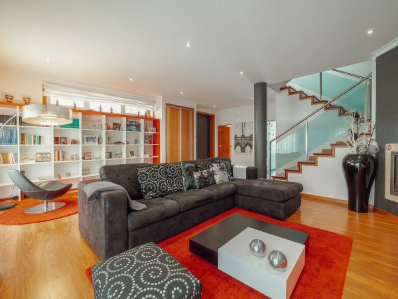 POOL & CINEMA VILLA by VACATIONY - Binnen