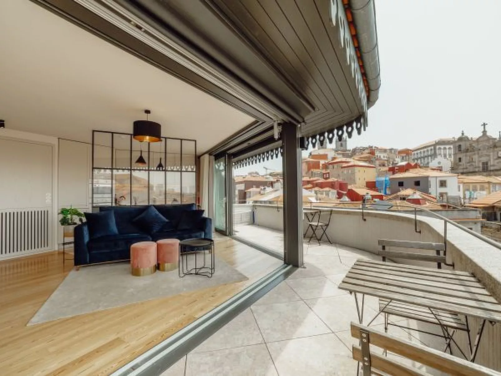 DOWNTOWN PENTHOUSE with RIVER VIEW by VACATIONY - Binnen