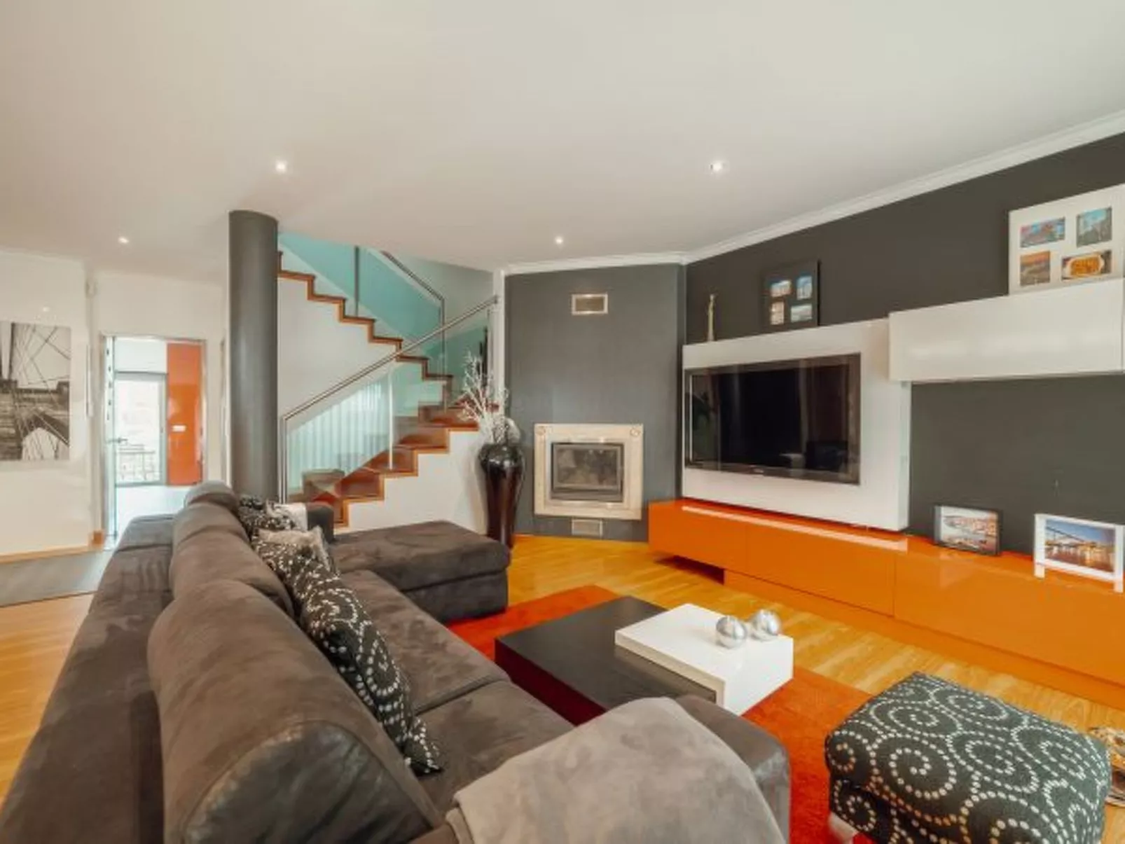 POOL & CINEMA VILLA by VACATIONY - Binnen