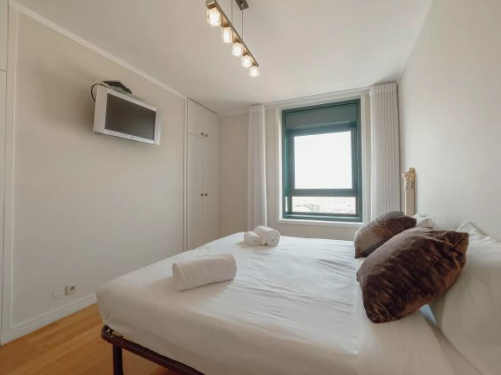 DOWNTOWN GRAND TOWER VIEW by VACATIONY - Binnen