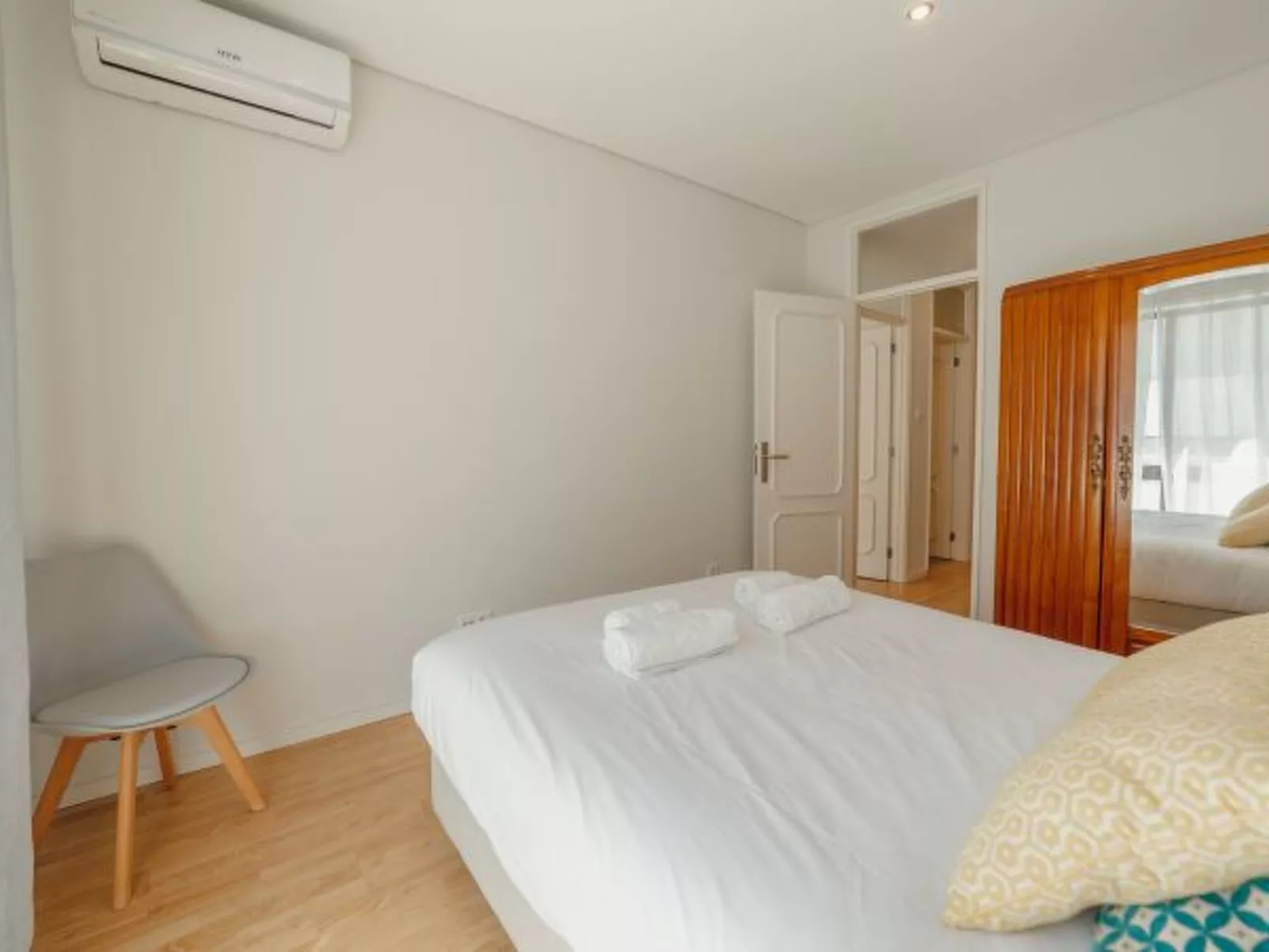 DOWNTOWN DESIGN WITH BALCONY by VACATIONY - Binnen