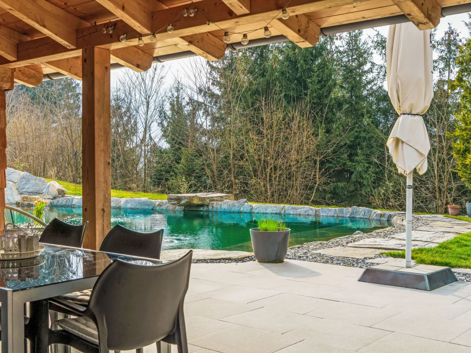 Oase im Grünen - Buiten