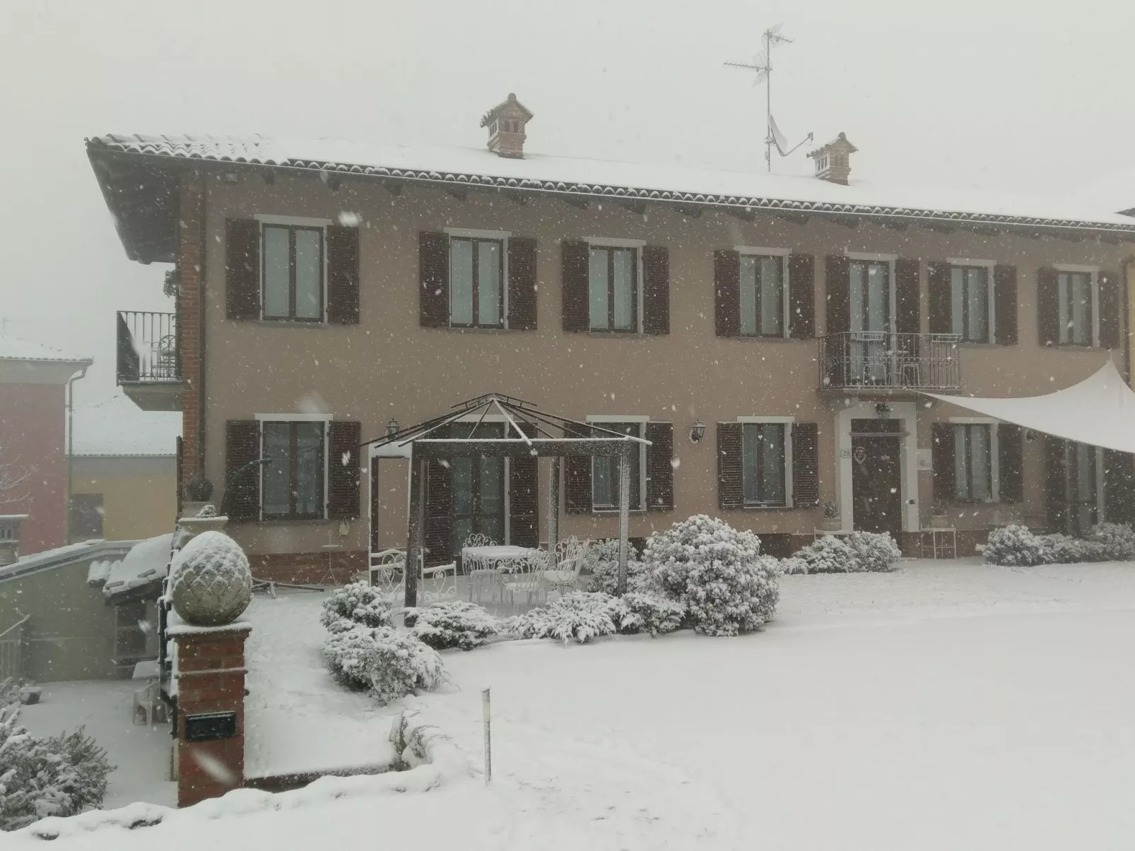 In Azzano D'asti mit Kleiner Terrasse - Image-tags.info