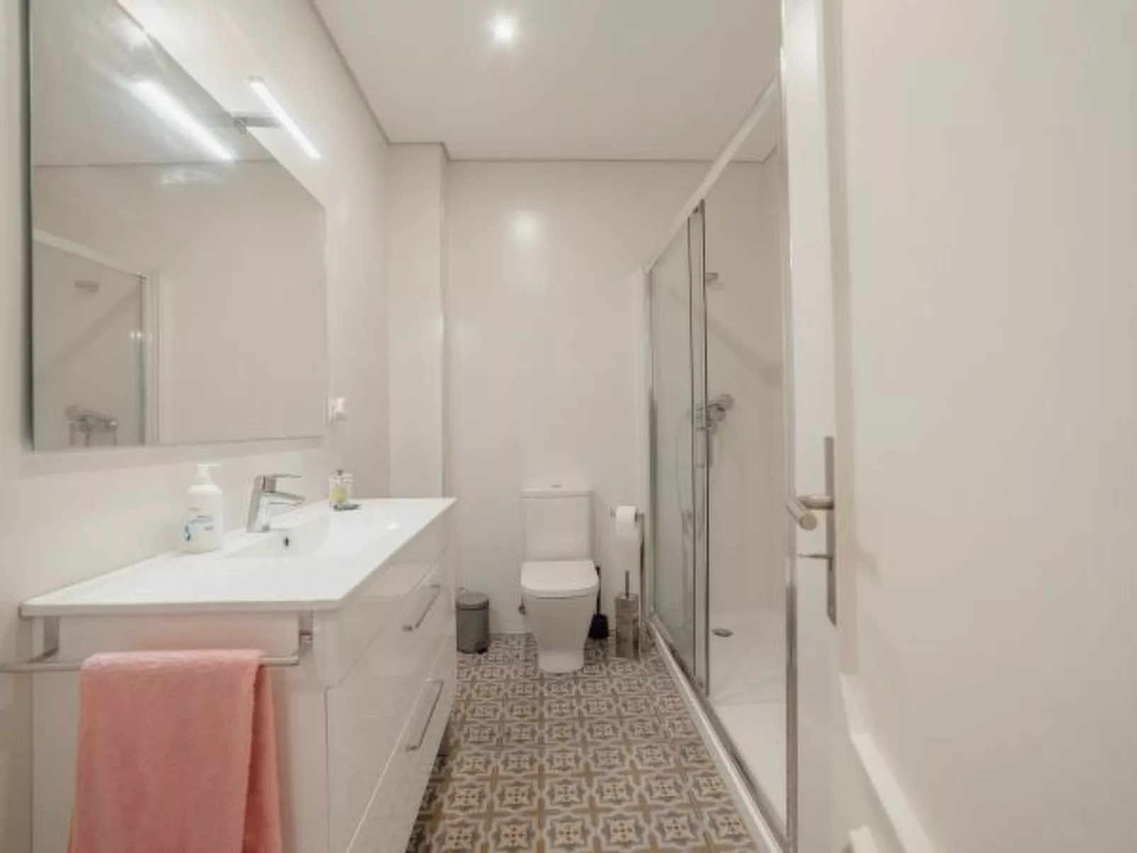 DOWNTOWN DESIGN WITH BALCONY by VACATIONY - Binnen