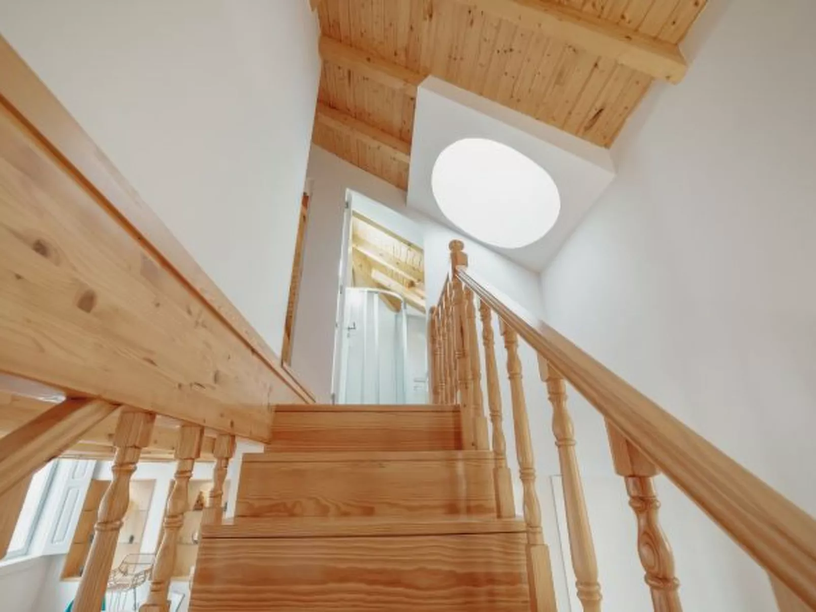 DOWNTOWN CLERIGOS with RIVER VIEW by VACATIONY - Binnen