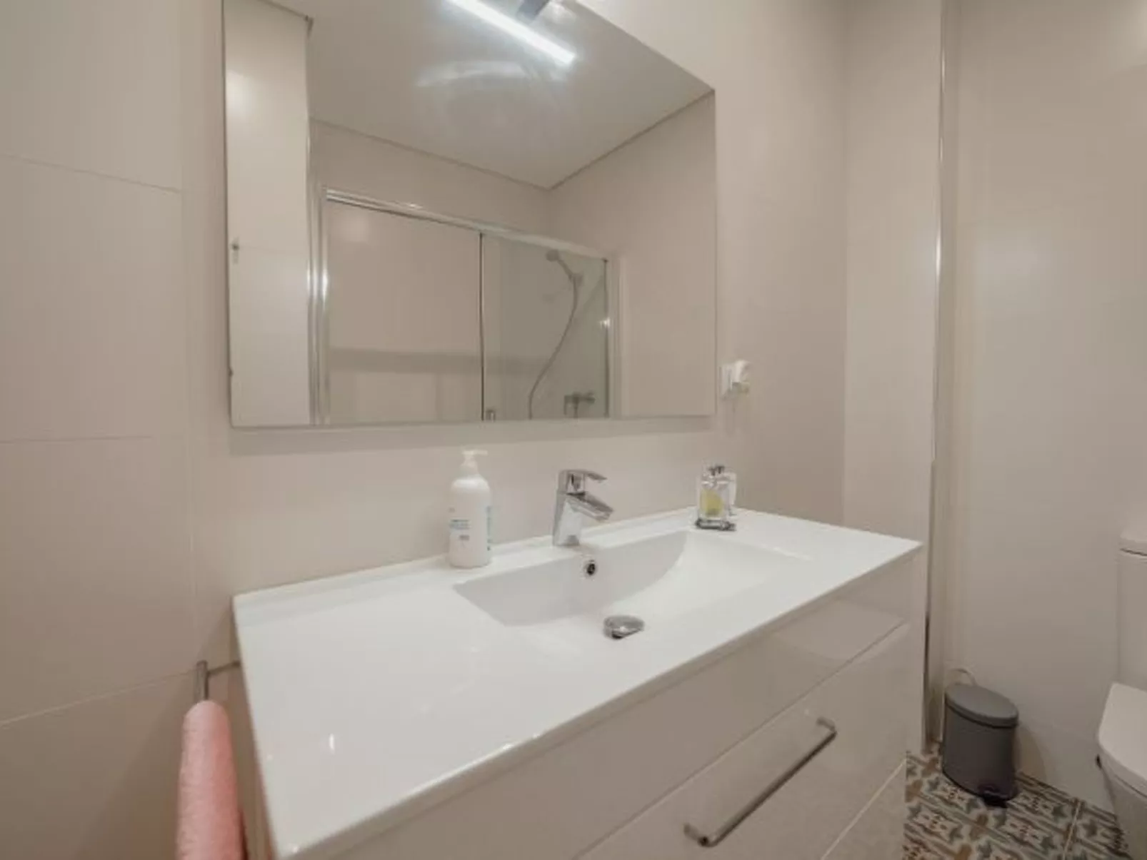 DOWNTOWN DESIGN WITH BALCONY by VACATIONY - Binnen